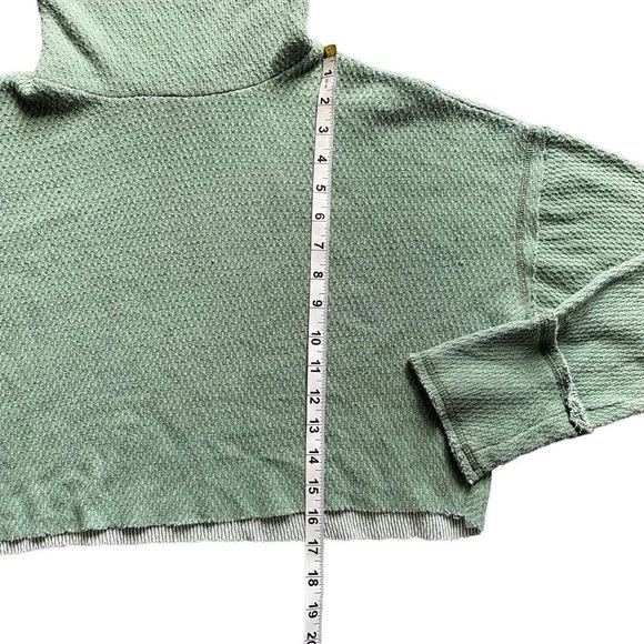 Urban Outfitters Green Cropped drop shoulder knit long sleeve turtleneck size M - Picture 3 of 5